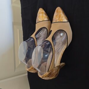 WOMEN'S ROBERTO CAPUCCI HEELS IN TAN with black pipping.